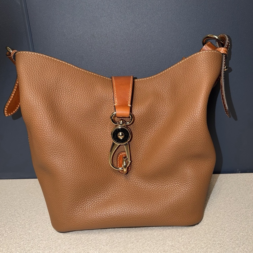 EUC Dooney & Bourke Brown Pebble Grain Leather Large  Logo‎ Lock Slouch Sac